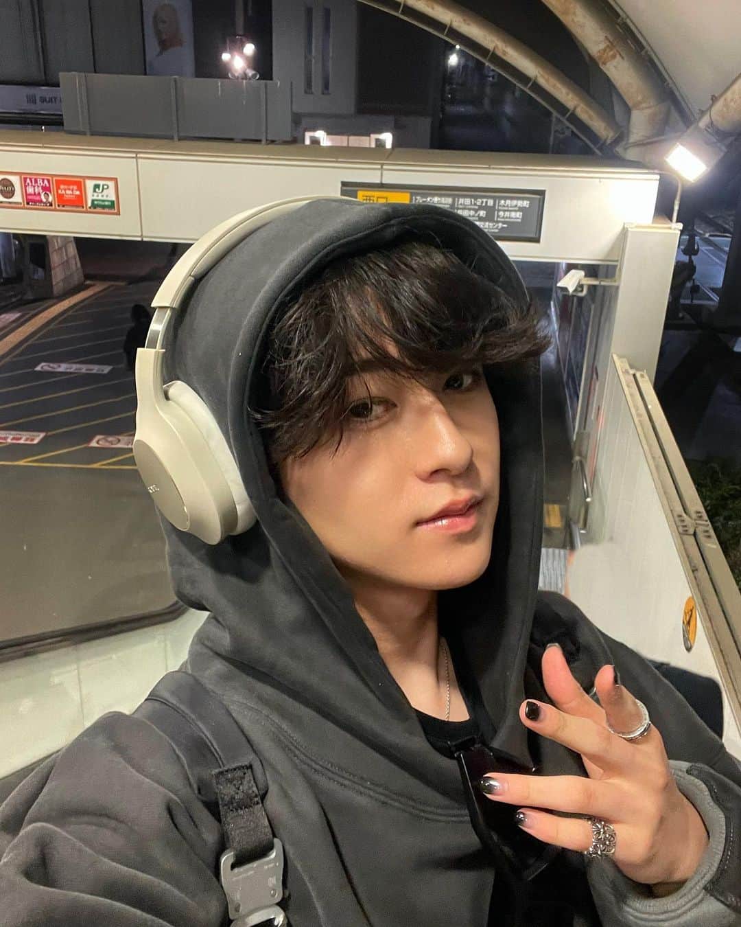 まきとんのインスタグラム：「selfies📸 which one is the best? . . . #selfie #fashioninspo #ulzzang」