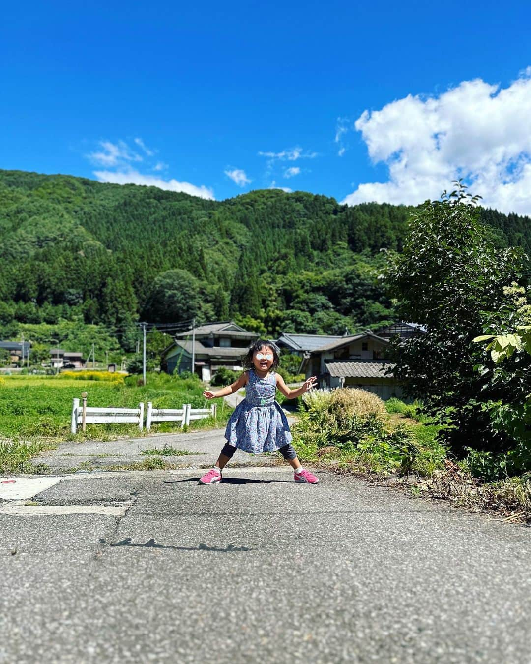 中西麻里衣さんのインスタグラム写真 - (中西麻里衣Instagram)「4年ぶりの新潟への帰省🌳  娘は前回は私のお腹の中でした☺️ 3泊４日。海・山・川・虫 たーーーーくさん遊んで帰るぞ🔥  大自然最高🏞️」8月11日 13時13分 - 87marii