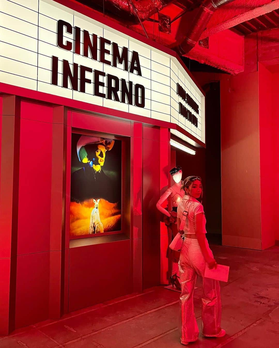 Unaさんのインスタグラム写真 - (UnaInstagram)「@maisonmargiela 🧸👠  昨年、映画と演劇を融合させパフォーマンス形式で発表された アーティナザルコレクション「シネマ・インフェルノ」🎬  そのインスタレーションが東京に上陸❤️ 貴重なオートクチュールの数々を 間近で見れることに大興奮だった〜😍 繊細な職人技がひかる作品の数々😭🫶🏻  シネマ・インフェルノは より没入できるスペシャルな空間で 見応えたっぷりの超大作でした❤️❤️  8/15まで渋谷で開催してるよ〜✨ (要予約！)  @meeks.jp お誘いありがとう🥰」8月11日 13時13分 - unakinoco