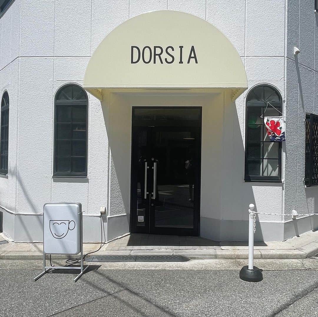 AMOさんのインスタグラム写真 - (AMOInstagram)「@dorsia_kobe 🧂🥄  @masanaohirayama さんがデザインを担当している 神戸のカフェ。 ニュートロモダンなインテリアと ザ 喫茶店なメニュー わくわくした💙 グッズも可愛い。 カップとソーサーのセット getしたよ☕️  #amo_cafestagram  #神戸 #神戸カフェ」8月11日 13時11分 - amo_whale