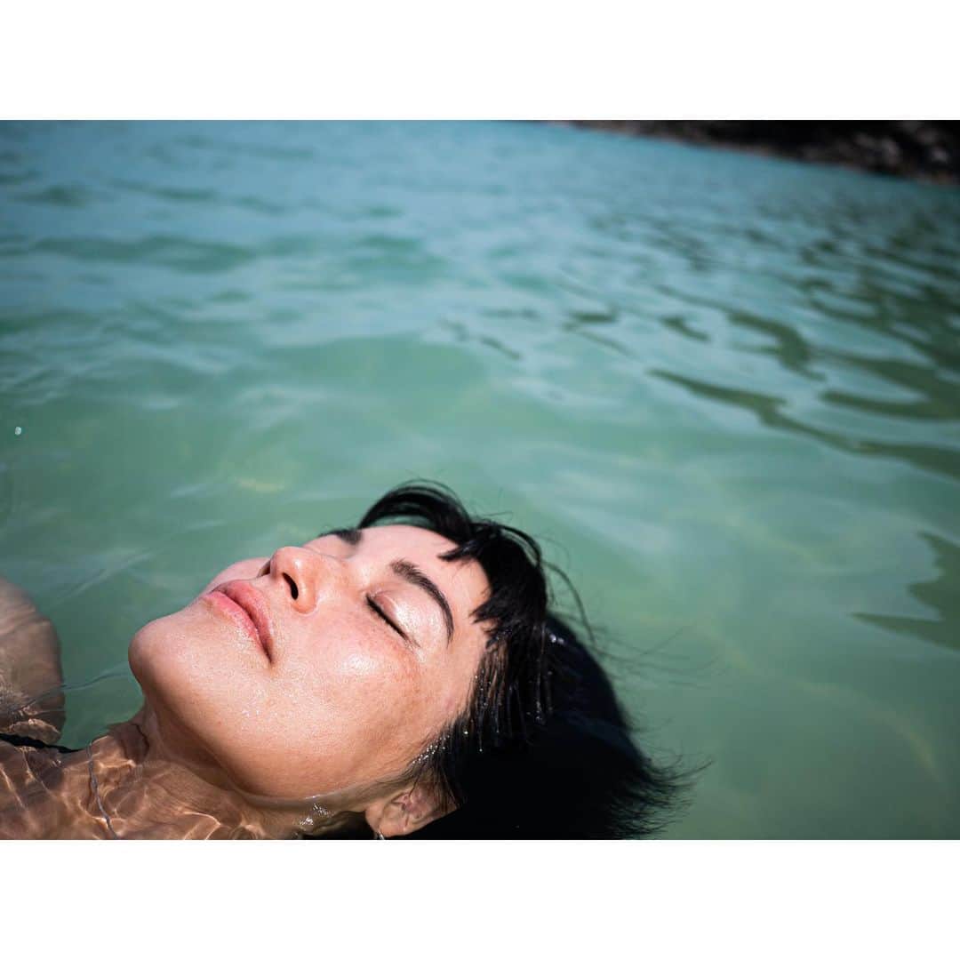桃生亜希子のインスタグラム：「floating.  surrender..  🌊🚣🌞✨🌈💧🫧🌏」
