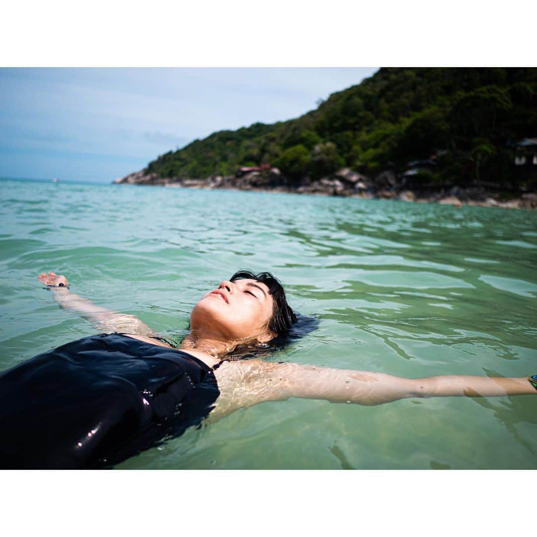 桃生亜希子さんのインスタグラム写真 - (桃生亜希子Instagram)「floating.  surrender..  🌊🚣🌞✨🌈💧🫧🌏」8月11日 13時23分 - pinokosugar