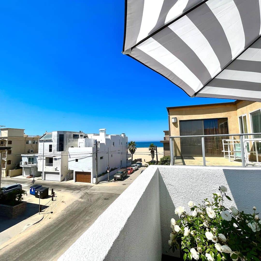 小嶋彩乃さんのインスタグラム写真 - (小嶋彩乃Instagram)「🏝️ New Listing in Playa Del Rey! 🏄   Rent: $11,500 Size: 2,921 sqft 3 bed/ 3 bath  Welcome to coastal living perfection in this multi-level, open-concept single-family house! Conveniently situated near shops, restaurants, and local amenities!  ビーチまで徒歩10秒！プラヤデルレイの吹き抜け3階建ての一軒家✨各ベッドルーム、バスルーム、キッチンはリモデルしたばかり！広いルーフトップは、日光浴、ヨガ、ティータイムなどなど、海風を感じながら特別な時間を過ごせます☺️✨お家から裸足で海へ行ってそのまま帰って来れるなんて…最高🥹❤️公園も目の前にあります！  #realestate #lease #newlisting #realtor  #beachhouse #oceanfront #playadelrey #beachlover #surfing #dreamhome #househunting #interiordesign #losangeles #california #propertymanagement #calilife #家探し #不動産 #ロサンゼルス #カリフォルニア #海辺の暮らし #海が好き #海外生活 #アメリカ生活 #賃貸 #移住計画」8月11日 13時18分 - ayano_realtorusa