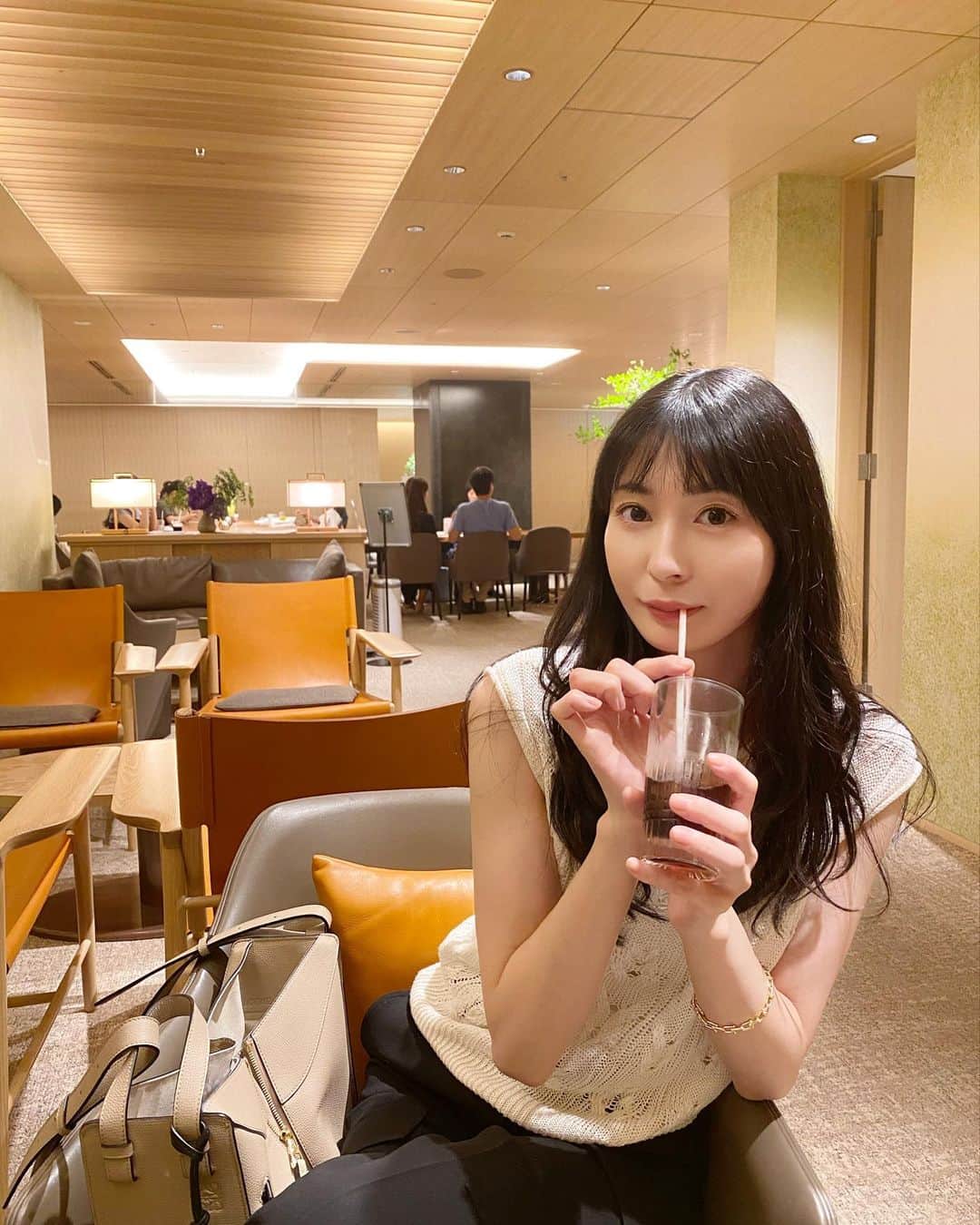 のインスタグラム：「最近、気分でファンデーション変えてみました🧸🥂 リキッドファンデがだいすき♡ 　 おすすめのお化粧品があったら教えてください💞  あと、昔の投稿見てくれてる人は覚えてるかもしれない、、、🤣 ここは前あげた秘密の場所の(仮)、またはパート2です、、、笑」