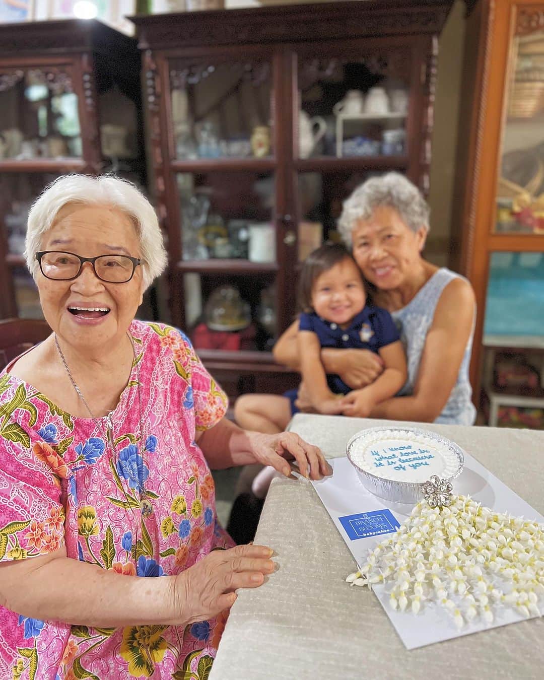 タヤ・ロジャースのインスタグラム：「4 generations ❤️🥰 We left Bangkok before Mother’s Day so I made sure to order Amah (my grandma) & my mom their beloved @babycakes.bkk coconut cake before we left so we could all celebrate together 🫶🏽 If I know what love is, it is because of these women.   4 สาว 4 เจ็น 🥹 พรุ่งนี้วันแม่แต่เราฉลองกันไปก่อนแล้ว สั่ง @babycakes.bkk มากินกับอาม่า + แม่ + มิลา 🥰 สิ่งเล็กๆที่สร้างความสุข 💕」
