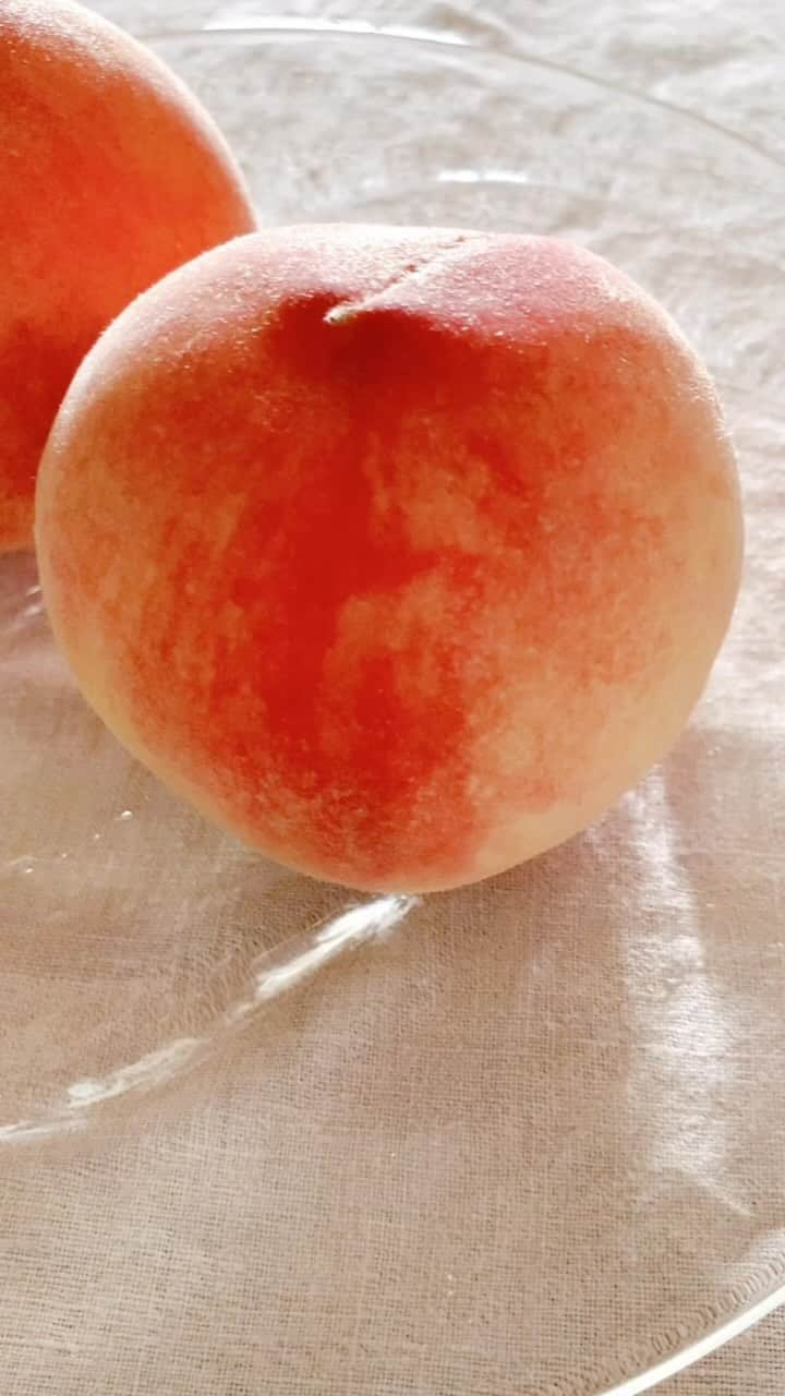 渡邊由貴のインスタグラム：「My favorite fruit 🍑 桃が大好き🍑 田中ピーチ🍑 届いた〜🍑 連休のお楽しみ〜嬉しい🤗🌴  個別注文・全国発送に対応しています。 @tanaka_peach   「田中ピーチのこだわり」  和歌山県紀の川市で江戸時代から続く農家。 桃を育てる最適なさらさらとした砂地に 紀州富士といわれる龍門山の伏流水が注がれ こだわりの肥料を使用して土づくりに力を入れています。 愛情を込めて育てた健やかな樹には糖度が高く瑞々しい桃が実ります。 代表の田中計光氏は大手食品メーカーに勤めた経験から食品管理を徹底し、収穫時期を見定めて完熟に近い状態で桃を収穫しています。  「今年の桃について」 今年は梅雨入りが早く、6月初旬は雨が多く降りましたが、収穫前には暖かくいい天候に恵まれ、糖度が高く栄養いっぱいの桃が実りました。 心を込めて育てた美しい桃をぜひご賞味ください。  #田中ピーチ #桃 #和歌山県  #和歌山県紀の川市 #桃農家 #江戸時代から続く農家 @kazumitsu__tanaka  #田中計光 #桃好き #桃が大好き」