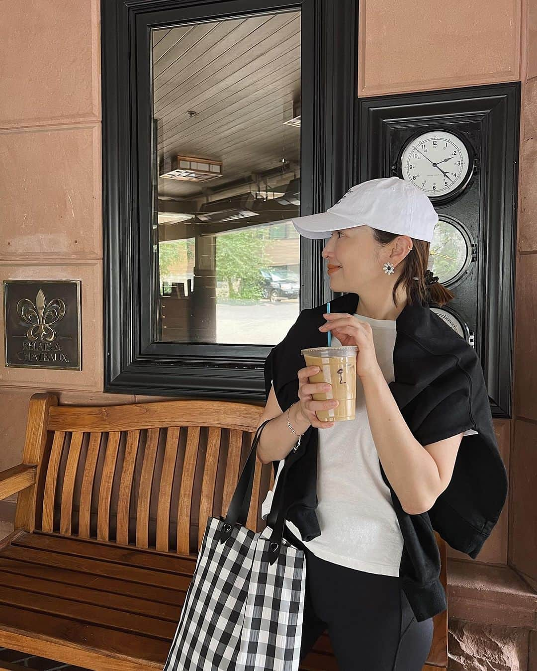 翁安芸さんのインスタグラム写真 - (翁安芸Instagram)「娘のサマーキャンプお迎え前の一杯🥛  アスペンではほぼ毎日Tシャツにレギンス🖤 朝晩は冷えるので、羽織ものも常に持ってます！  薄手のダウンジャケットやコートを着ている人も見かけるくらい山に囲まれて涼しく、日中はカラッと気持ちよく暑い😎☀️  Tee #thehighlights  Leggings #lululemon #ルルレモン Pullover #synetokyo #シントーキョー  Bag #setsukosagittaire  Sneakers #nikesacai   #aspen #summerinaspen #akiweng」8月11日 13時29分 - akinyc