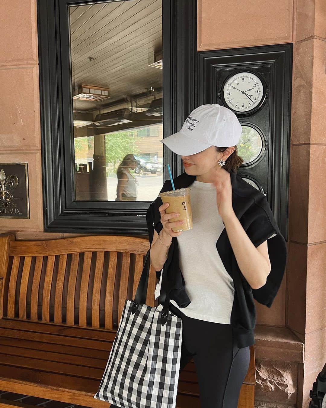 翁安芸さんのインスタグラム写真 - (翁安芸Instagram)「娘のサマーキャンプお迎え前の一杯🥛  アスペンではほぼ毎日Tシャツにレギンス🖤 朝晩は冷えるので、羽織ものも常に持ってます！  薄手のダウンジャケットやコートを着ている人も見かけるくらい山に囲まれて涼しく、日中はカラッと気持ちよく暑い😎☀️  Tee #thehighlights  Leggings #lululemon #ルルレモン Pullover #synetokyo #シントーキョー  Bag #setsukosagittaire  Sneakers #nikesacai   #aspen #summerinaspen #akiweng」8月11日 13時29分 - akinyc