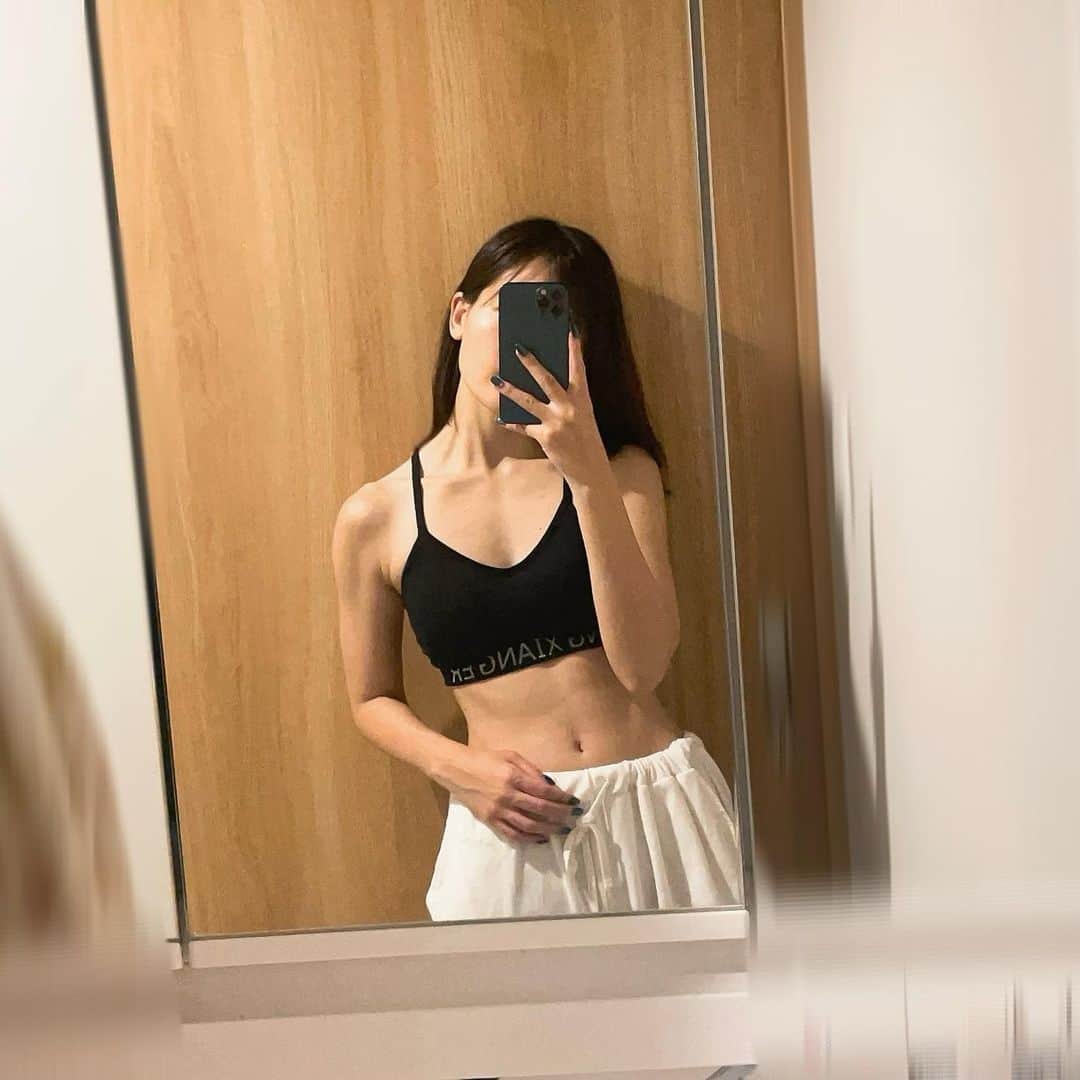 上原あかりのインスタグラム：「肩と腕、太くしたい🥹 そして太ももは細くしたい…  最近はまた軽く食事制限してる！ でも肉と野菜大好きだから苦にならない💪  今何食べたいかふと考えたんだけど 蜂の巣？蜂蜜の入ってる…巣？ 食べてみたい！  #筋トレ女子 #腹筋女子  #training #traininggirl #selfeile #fitnessgirl #workout #筋トレ好きと繋がりたい」