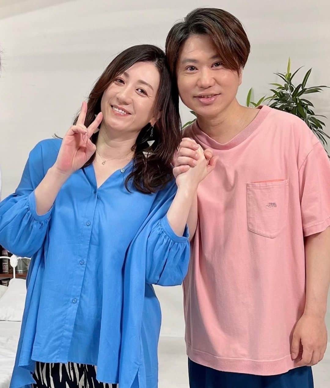 野々村友紀子のインスタグラム：「今夜！8月11日（金）26:55〜フジテレビ【極限プレッシャーショー　THE2択】 ※関東ローカルです  何も知らされずに、 突然夫婦愛を確かめることに、、！！  20年以上握って来た、修士くんの『手』がちゃんとわかるかどうかが試されます😭  一体どんな方法で？？💦 いやー困った  ぜひご覧くださいませー  お洋服はこちらのもの↓ @american_holic   ピアスはこちらのもの↓ @abiste_official」