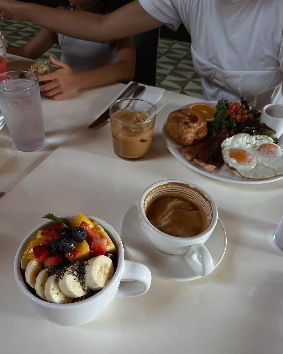正中雅子のインスタグラム：「@mayumi_101_  親子とmorning🍳🍌🍓🥞☕️  可愛くてオシャレなまゆみちゃんと まさかのハワイで初対面🫶  楽しい時間だった〜♡  ハワイ来て6日目でようやくアサイボウルも食べれた日笑♡  また日本でも会いたいな♡  #Hawaii#ハワイ#子連れハワイ #morning#masacotravel#masacoinhawaii」