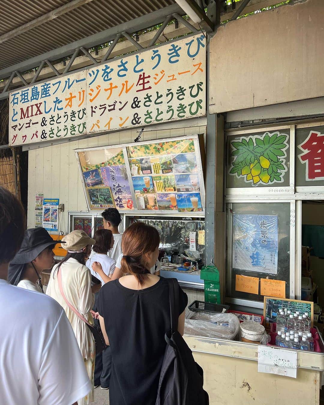 辻口博啓さんのインスタグラム写真 - (辻口博啓Instagram)「石垣島の原生やしの木と、さとうきびから黒糖にするお店 凄い人だらけです 素材に1番近い場所が1番美味しいね！ いろんな素材がある」8月11日 13時48分 - htsujiguchi