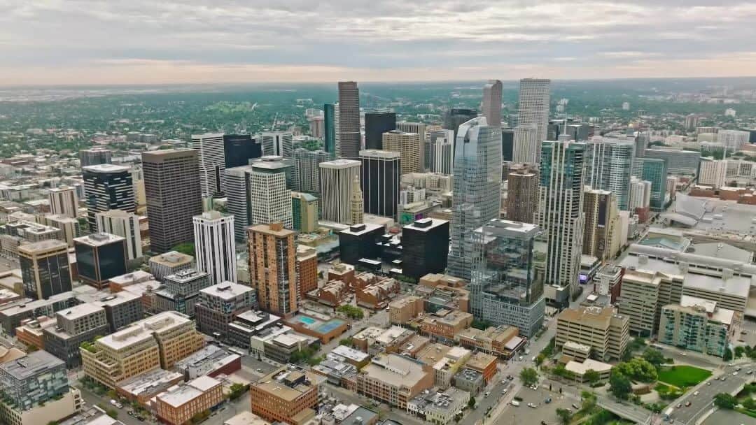 ミカエラ・シフリンのインスタグラム：「Welcome to an exquisite residence that seamlessly blends modern elegance with breathtaking city views. Presenting Spire Condominium #3415, a stunning unit owned by none other than the renowned Olympic Gold Medalist, Mikaela Shiffrin. This high-rise haven offers the pinnacle of urban living in the heart of the city, boasting exceptional amenities, sophisticated design, and unparalleled comfort.   Highlights include -   Unrivaled Views: Perched on the 34th floor, this unit showcases panoramic vistas that stretch across the city skyline, from sunrise to sunset. Enjoy the twinkling lights and vibrant energy of the metropolis from the comfort of your private oasis. Spacious Living: With an expansive open-concept layout, the living area seamlessly flows into the dining space and gourmet kitchen. Floor-to-ceiling windows invite natural light to flood the space, enhancing the sense of airiness and openness.  Sumptuous Primary Suite: The master bedroom is a sanctuary of comfort, complete with stunning views and a luxurious ensuite bathroom. Relax and unwind in the deep soaking tub or step into the glass-enclosed shower for a spa-like experience.  Amenities: As a resident of Spire Condominiums, you’ll have access to a range of world-class amenities, including a fitness center, spa, rooftop terrace and pool, concierge services, and more. This unit also offers exclusive access to the sky club.  Prime Location: Nestled in the heart of the city, this condominium offers convenient access to the finest dining, shopping, entertainment, and cultural experiences. Enjoy a vibrant urban lifestyle with everything you need just moments away.  Parking: There are two deeded parking spots, one that conveys with the sale and a rare storage unit on the same floor.   Mikaela Shiffrin’s Spire Condominium #3415 presents a rare opportunity to live in a space that embodies the essence of luxury and accomplishment. Don’t miss your chance to own a piece of elegance in the sky. @mikaelashiffrin. 📸@gabrielaphoto_realestate https://www.9news.com/article/money/markets/real-estate/mikaela-shiffrin-denver-condo/73-196d9968-7e38-4595-8d10-06e761e83cc3」