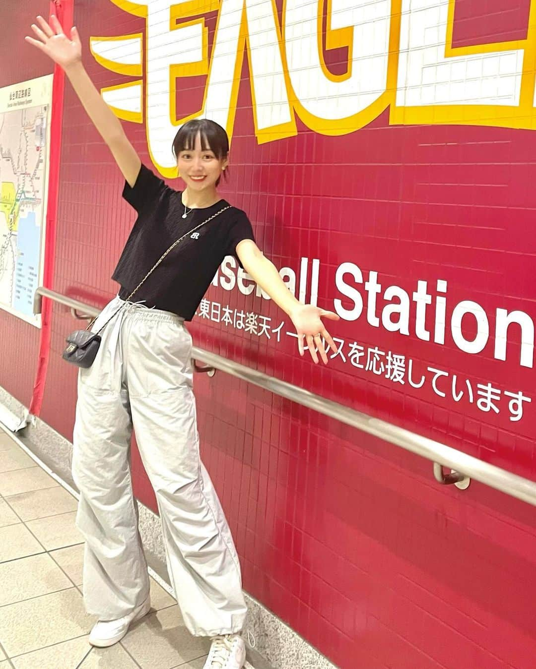 寺田真珠のインスタグラム：「🖤🤍  余韻  新しく購入した夏服紹介するね  可愛くて一目惚れした  ネットじゃなくて 実際にお店行って試着しないと 買えないの  皆様は？  でも一応ZOZOには登録してます パーソナルカラー ブルベ夏だった  #ootd #ootdfashion #fashion #summerfashion #style #夏コーデ #夏服コーデ #夏服 #zara #zaraコーデ #zarawoman #ザラ #ザラ購入品 #discoat #discoat_ootd #ディスコート #nike #nikeshoes #sneaker #スニーカーコーデ #archives #アルシーヴ #黒コーデ #流行り #海外ファッション #高身長コーデ #168cm #仙台 #宮城県」