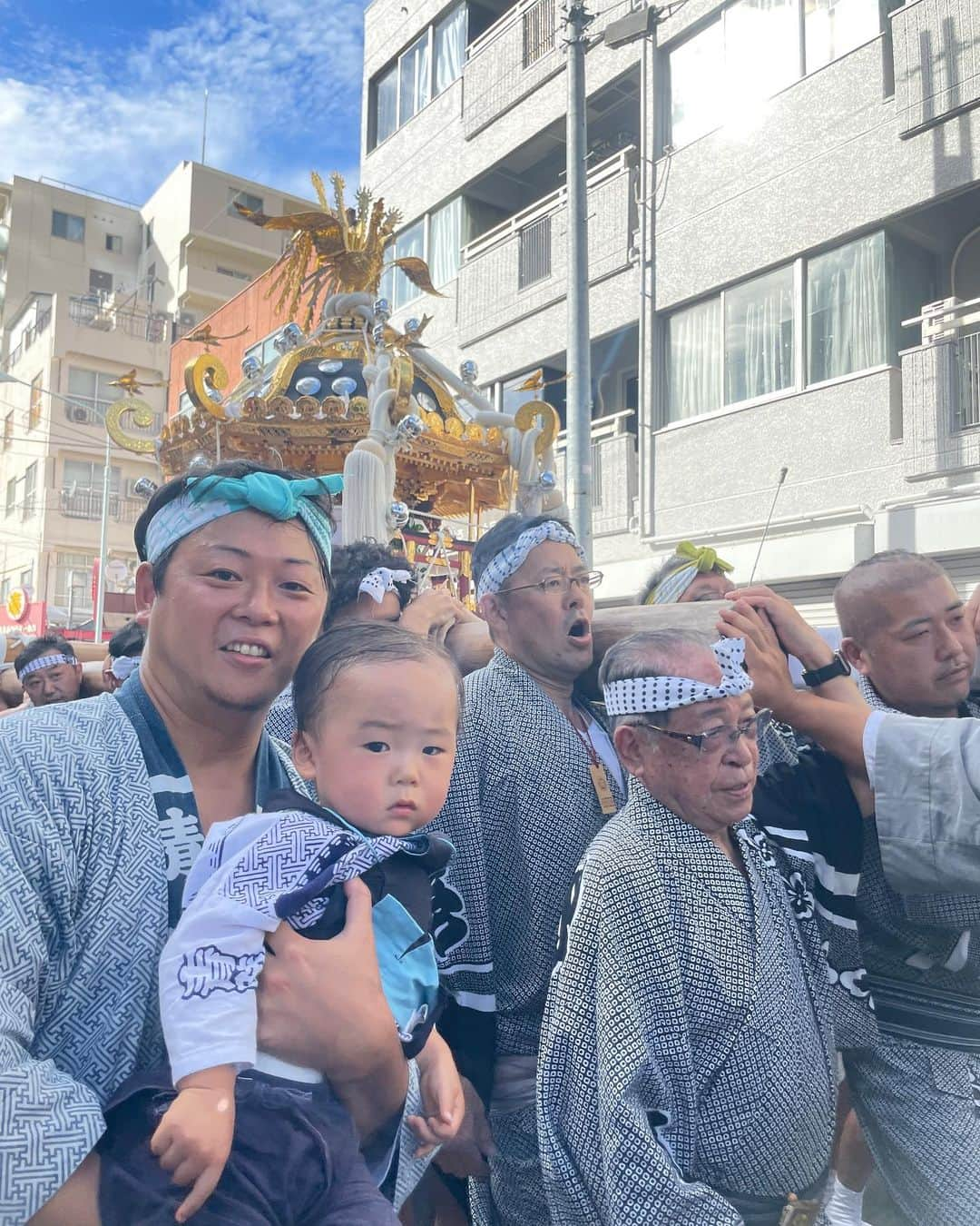 菊池沙都さんのインスタグラム写真 - (菊池沙都Instagram)「お祭り投稿その３🍉  家族親族みーーーーーんなで お祭りに参加できたよ☺️❤️ 笑空のひいじいじも担いだ🥹👏✨  どんなのところでも眠る息子。 頑張ってくれてありがとうね🥰  #住吉神社例大祭 #住吉神社例祭 #八角#本社神輿#青睦会 #月島#月島祭り#月島一之部;  #家族 #お祭りロス」8月11日 13時51分 - satochin30