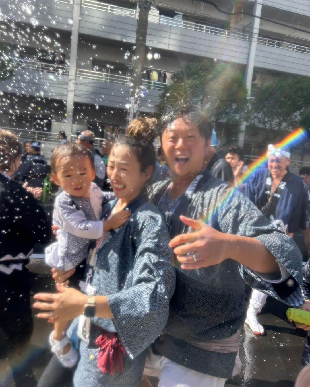 菊池沙都のインスタグラム：「お祭り投稿その３🍉  家族親族みーーーーーんなで お祭りに参加できたよ☺️❤️ 笑空のひいじいじも担いだ🥹👏✨  どんなのところでも眠る息子。 頑張ってくれてありがとうね🥰  #住吉神社例大祭 #住吉神社例祭 #八角#本社神輿#青睦会 #月島#月島祭り#月島一之部;  #家族 #お祭りロス」