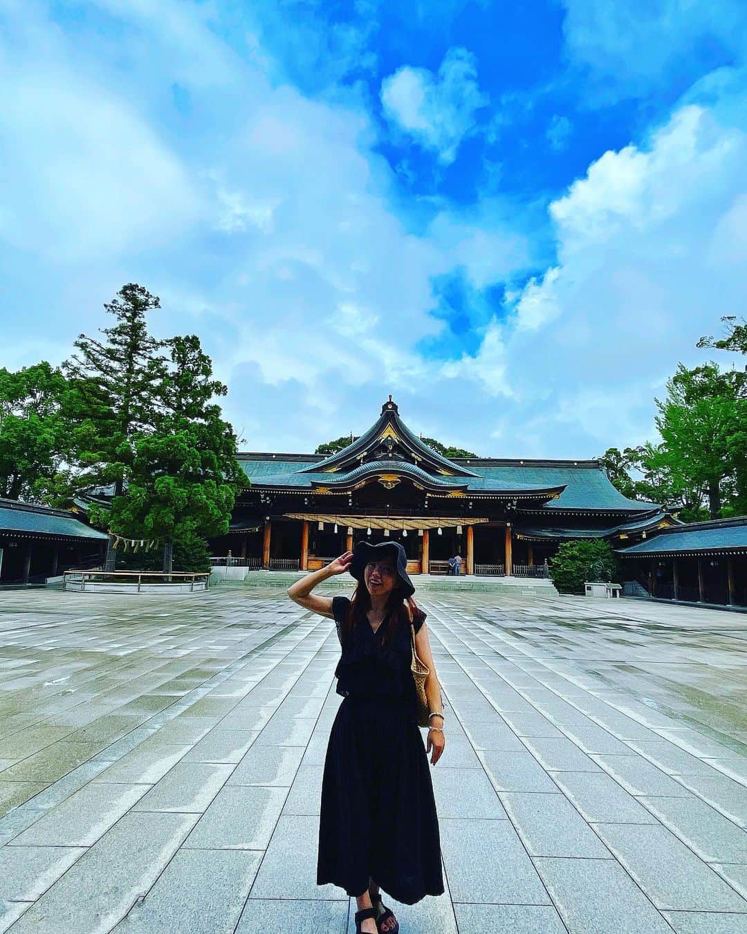 ひぐちしょうこのインスタグラム：「難病の進行性核上性麻痺で4年前から入院している父のお見舞いへ☺️  15分間と限られた時間だけど、直接面会できるようになってとても嬉しい！！ 父は身体も動かないし目も開かない。喋ることもできないけど、いつも一方的に話しかけてきます。  わたし「お父さん、もうすぐ地元の神社のお祭りだよ！お父さんの名前で奉納しておくね」  父(しょうちゃん、よろしくたのむよ)  わたし「うんうん、やっておくねー！」  みたいな感じで勝手に会話してます😆  そして、15分間で母と姉と私の3人がかりで頭から足までマッサージ。 父、気持ち良さそうでした✨　  お見舞いの前に 相模國一之宮　寒川神社へお参り⛩  神社に着いたら雨が☔️結構降ってきてしまい、 急いで家族用の傘を買ったりしてたんですが。  本殿に着く頃に陽が射してきて、青空の中にハートの雲があらわれました🤍 かわいいー！！ 自然の美しさに感謝です✨✨✨」
