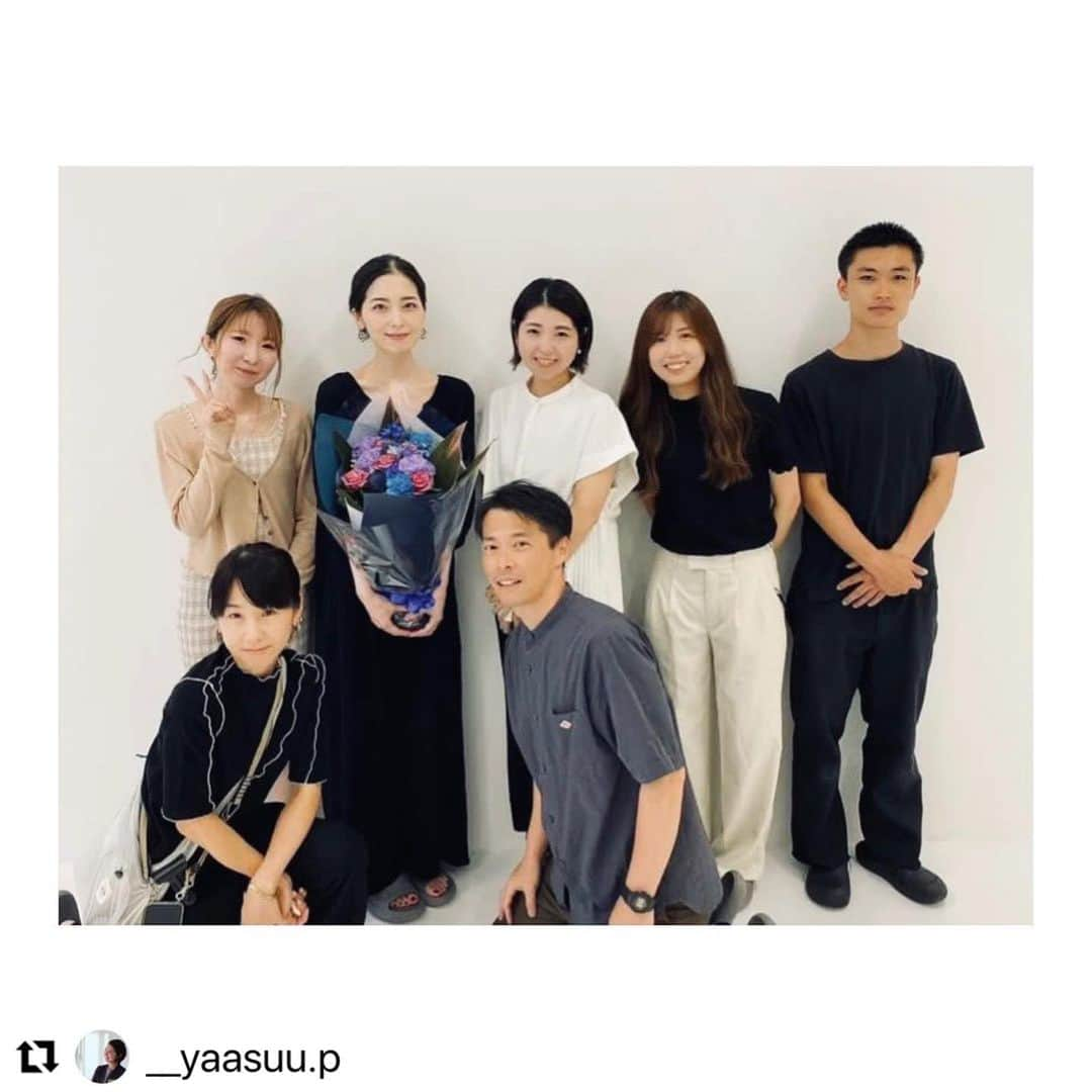 久保陽香のインスタグラム：「⁡ ⁡ ⁡ 大好きな皆さんと記念撮影📷❤️ リセラの皆さんとカメラマンさんとメイクさんと。 ⁡ 心地よいあたたかい空気が流れる皆さんとの時間が大好きです。 いつもありがとうございます♡ ⁡ ⁡ #Repost @__yaasuu.p with @use.repost ・・・ . 撮影終わりの記念撮影。 いつも撮りたい撮りたいと思いながら なかなか実現できていなかったので とても嬉しい。 ⁡ 皆さま、よい休日を✨ ⁡ #ドクターリセラ #撮影 #写真 #集合写真  #スタジオ #東京 #代々木 #代々木公園  #夏の思い出」