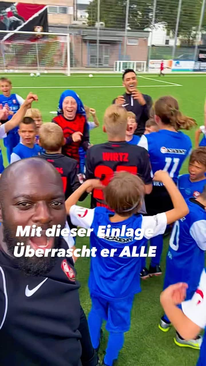 ハンス・サーペイのインスタグラム：「In 5 Tagen zu so einer Performance!!!    #fußball  #spaß  #tanzen」