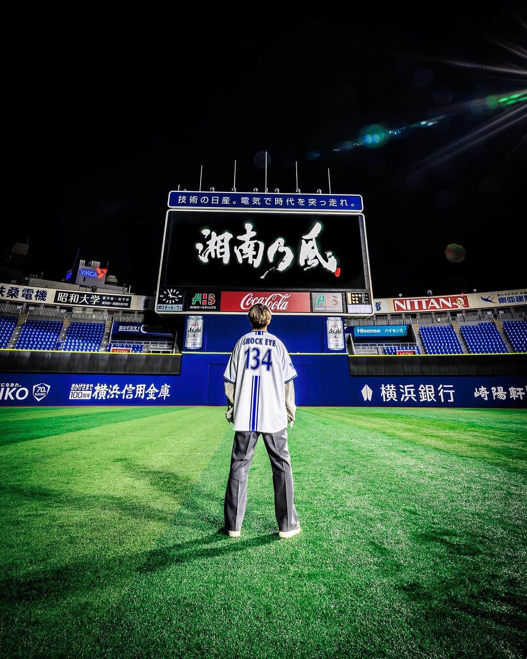 SHOCK EYEのインスタグラム：「高校1年生の時、、 初めてバイトしたのがこの横浜スタジアムだった。  野球を観にきたお客さんを席に誘導したり、ファールボールを拾ったりする仕事。  日雇いで何回かだけだったけど、 俺が社会に出た初めての場所が、ここだったんだ。  その場所が俺ら湘南乃風にとって、そして俺にとって、こんなにも大切な場所になるなんて、、まさかあの時は思いもしなかったよ。  強くこの場所を意識してきたわけではないけれど、導かれるようにまたこの場所に立つことになった。  ついに明日だね、、  どんな景色が待ってるだろう。 どんな気持ちが待ってるだろう。  うん、、楽しみだ。  でもともかく俺はいつものように、 粛々と準備をして、 この20年間、何度となく上がってきたステージと同じように立ち、全力でやるだけだよ。  信頼する仲間たちがいるから問題ない。 最高の風一族がいるから間違いない。  皆が楽しんでくれる笑顔を目指して、、  #湘南乃風 #横浜スタジアム #20周年」
