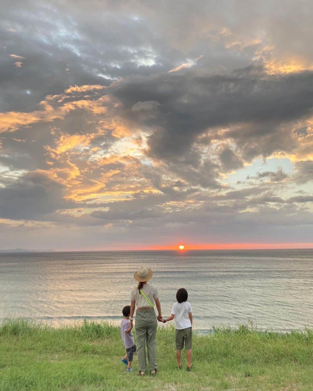SAYUKIさんのインスタグラム写真 - (SAYUKIInstagram)「夕陽を見に唐浜へ。  鹿児島県の西側にある薩摩川内市。今なら綺麗な夕日がちょうど観られるかも！と　@hfumie と車を飛ばして、まさに今！という素晴らしいタイミングで出会えた海に沈む夕日。  「どうしよう、太陽海に落ちちゃったよ？明日太陽上がるかな？！」とjくんに聞いてみると、「大丈夫、太陽はお水と仲良しだから明日はまたあがってくるよ😊」と答えてくれました。 大人の想像しない答えが聞けるのが楽しくて、正解を教えないこともしばしば😁  ビーチにも降りて貝拾いをしました。最後の写真のこれ、何か分かりますか？😉 桜の模様みたいで可愛いですよね😌  #薩摩川内市 #鹿児島ビーチ　#鹿児島観光　#親子旅　#唐浜」8月11日 14時05分 - sayukisvoice