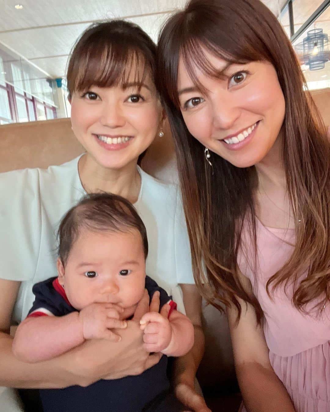 井上英里香のインスタグラム：「* ななえちゃんと久々に〜🥹🍽️ * よく一緒に⛳️行ってた頃は 毎週のように会ってたけど、 👦🏻👶🏻産まれてからは なかなかそうもいかず、 今回二年ぶりだった💛🧡 * * #美人を目の前に緊張気味 #照れてるような目線  #将来息子たちにゴルフ教えてね」