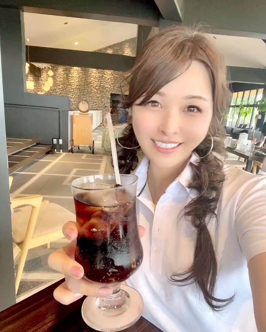 mikaのインスタグラム：「♥︎︎∗︎*  山の日！！！⛰️  今日祝日を知らなかった㊗️ 山の日ね！覚えておきますw  今日から夏休みの人は熱中症気をつけながら 楽しんでね♡  暑すぎてランチの頃には前髪ぺちゃんこ🫠 みんなどーしてる？？いい方法あったら知りたい✨  #コカコーラ #コーラ女子 #golf #ゴルフ #ゴルフ女子 #ゴルフ男子 #夏 #猛暑 #暑い日の前髪の治安は悪い」