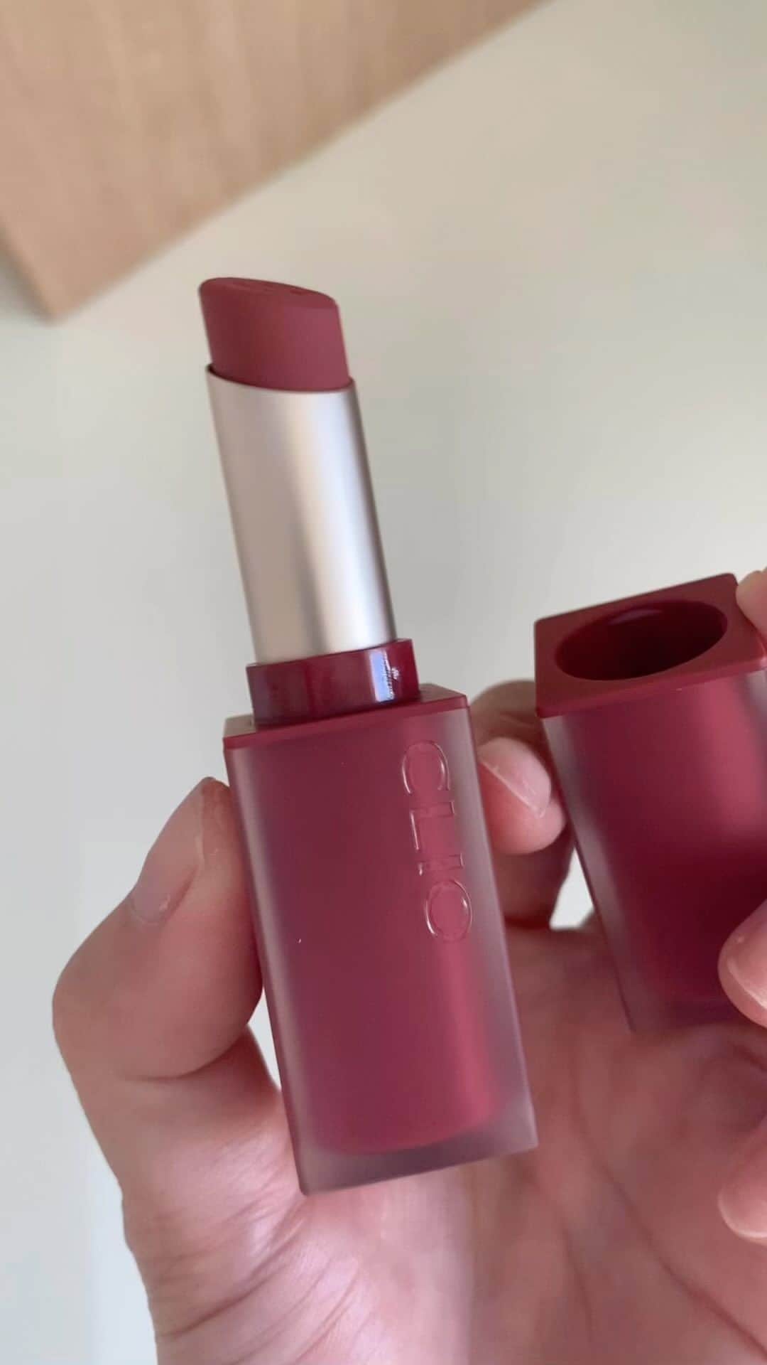 和田えりかのインスタグラム：「@clio_official  すっごく気になってたりっぷ🍑  シフォンムードリップ ROSE NUT #2  やっと届いた、 やっぱQoo10ってさいこうー、🪿🛫  #🤍#clio」