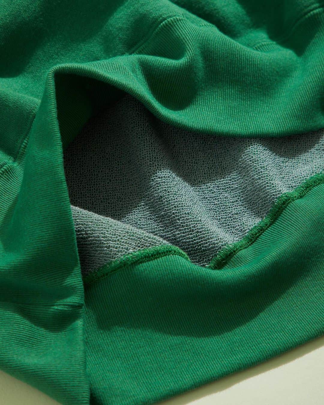 UNITED ARROWS & SONSさんのインスタグラム写真 - (UNITED ARROWS & SONSInstagram)「【 New arrival 】 ㅤㅤㅤㅤㅤㅤㅤㅤㅤㅤ＜UNITED ARROWS & SONS ＞ REVER SWEAT HOODIE  REVER SWEAT CREW   表面と裏面で異なる色の配色を持つリバーシブル仕様のスウェットシャツ。この特別なデザインや仕様のスウェットシャツは、素材の表情も異なるため、他にはないユニークな1着となっています。  #UnitedArrowsAndSons #unitedarrows」8月11日 14時16分 - unitedarrowsandsons