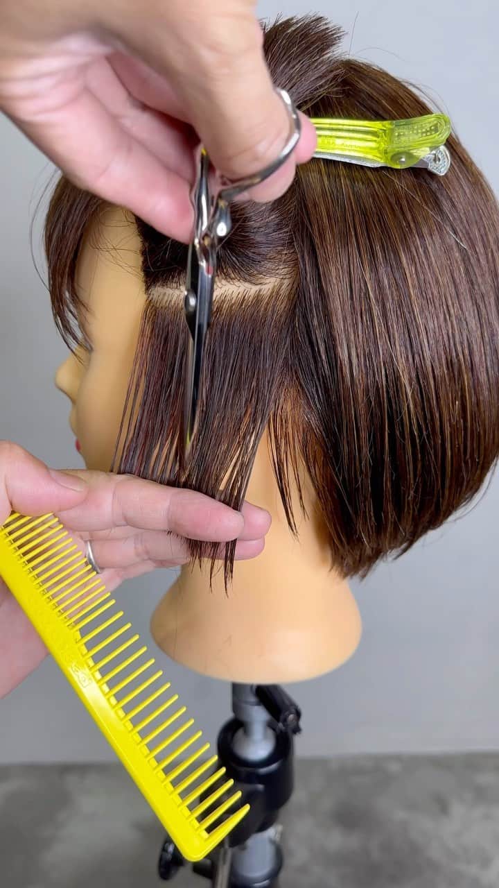 鶴谷和俊のインスタグラム：「髪の毛は軽いのと重いのどちら好きですか？ 💇‍♀️  Do you prefer light or heavy hair?✂️  #hair  #hairstyle #hairstyles #hairstyleideas #hairstylest #hairstyleoftheday #hairstyle #hairstylevideo #hairstyletutorial #hairstyles_ideas.」