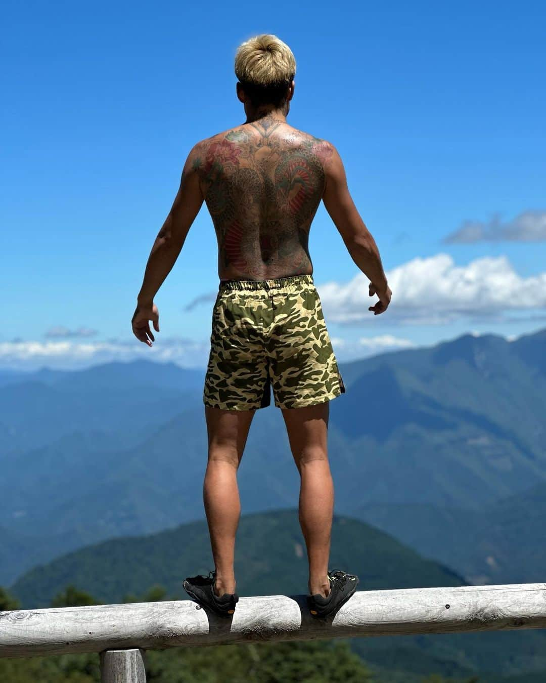 芦澤竜誠さんのインスタグラム写真 - (芦澤竜誠Instagram)「8/11  mountain day  山梨県・七面山  人生と山登りは似ている 登ってる時はキツイけど 上るのをやめたら終わり  俺は上がり続ける みんなついてこい👌  #登山#七面山#山梨 #人生＃登る」8月11日 14時33分 - ryuseiashizawa397