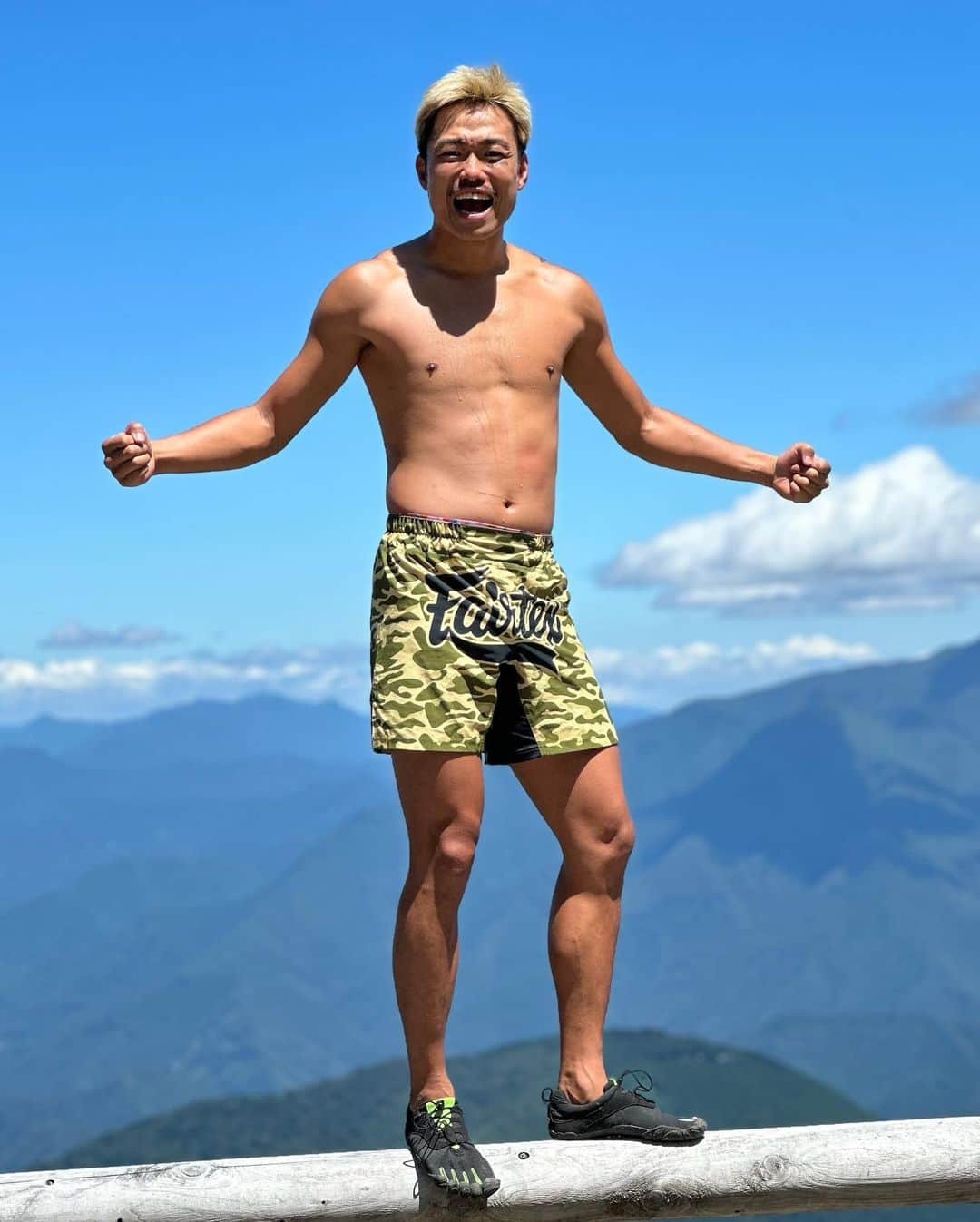 芦澤竜誠さんのインスタグラム写真 - (芦澤竜誠Instagram)「8/11  mountain day  山梨県・七面山  人生と山登りは似ている 登ってる時はキツイけど 上るのをやめたら終わり  俺は上がり続ける みんなついてこい👌  #登山#七面山#山梨 #人生＃登る」8月11日 14時33分 - ryuseiashizawa397