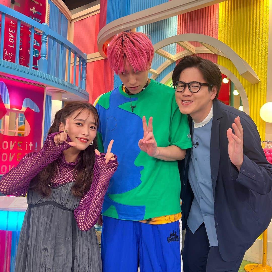 近藤千尋のインスタグラム：「岡山の2人がかねちを囲み📷笑 なかよぴラヴィット🐰 今日も楽しい朝でした☀️🥰  いろんなハートポーズに挑戦した朝❤️笑  #近藤千尋衣装  ８／１１ onepiece @ganni tops @sahara_japon pierce @tomwood_project ring @shihara」
