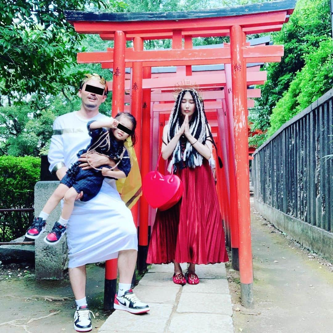 峰なゆかさんのインスタグラム写真 - (峰なゆかInstagram)「夫はゼウス、わが子ちゃんは小坊主、私は謎の神となりました。 #ゼウス　#小坊主　#神　#わが子ちゃん　#親子コーデ」8月11日 14時28分 - minenayuka