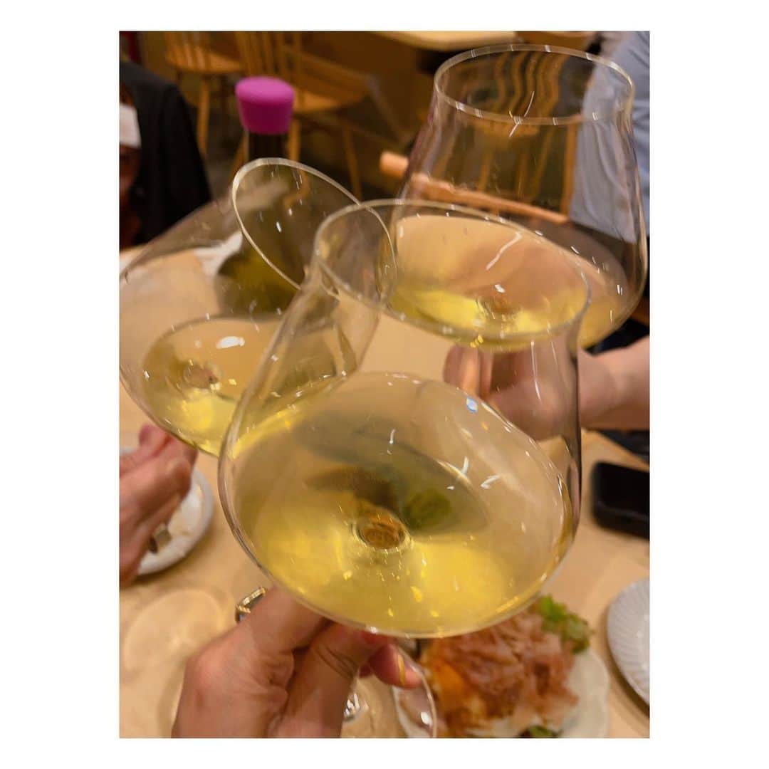 阿部洋子さんのインスタグラム写真 - (阿部洋子Instagram)「🥂🥂🥂  昨夜の美味しかったワイン😋  宮城県でつくってるっていうナチュール  #FattoriaALFIORE #ALFIORE #sola   エチケットのイラストもかわゆ👯‍♀️  #wine  #vinnature」8月11日 14時28分 - hirocoring
