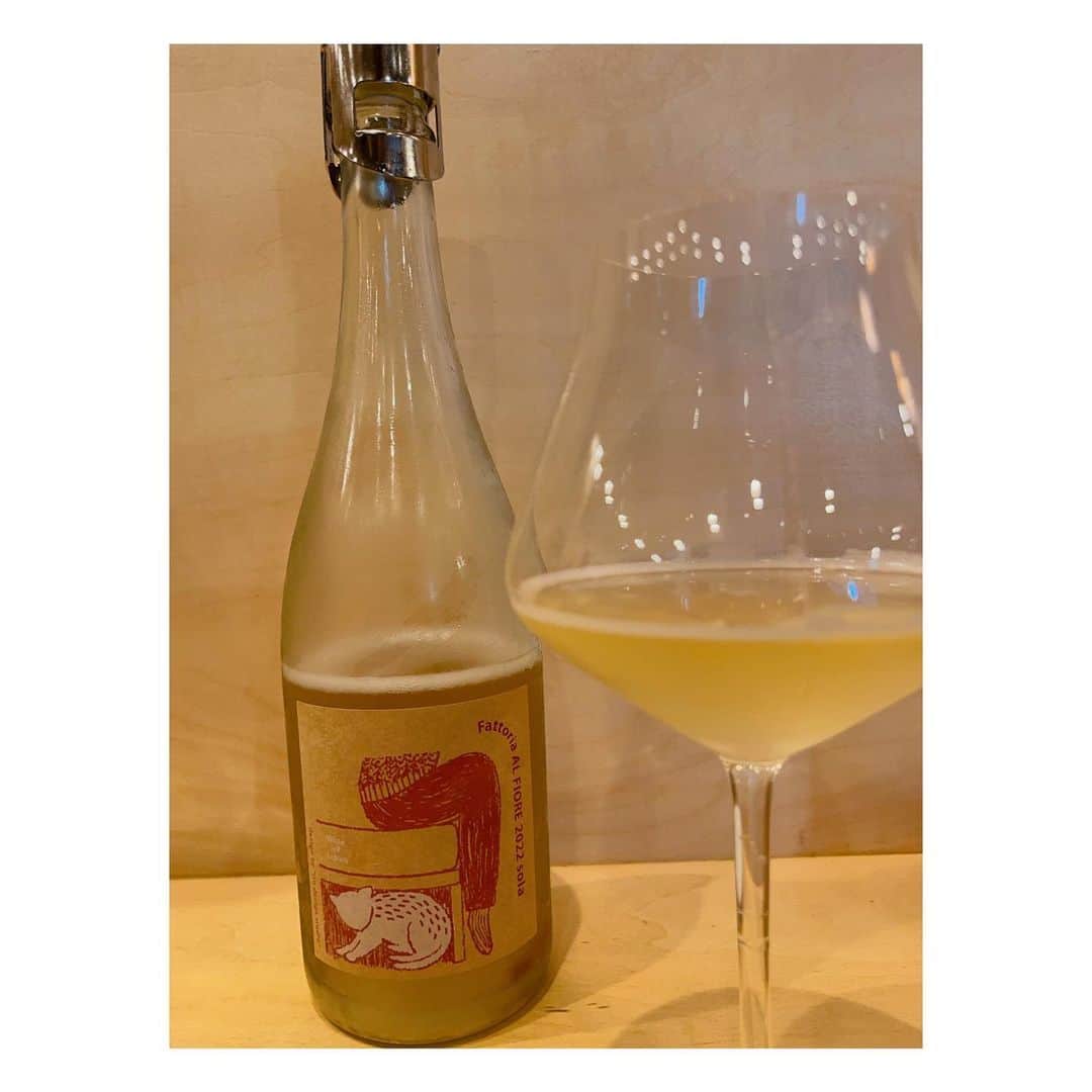 のインスタグラム：「🥂🥂🥂  昨夜の美味しかったワイン😋  宮城県でつくってるっていうナチュール  #FattoriaALFIORE #ALFIORE #sola   エチケットのイラストもかわゆ👯‍♀️  #wine  #vinnature」