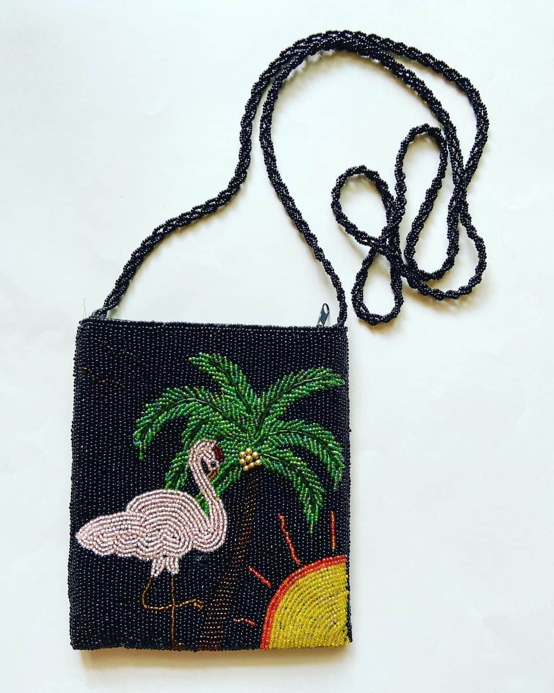 おおたうにさんのインスタグラム写真 - (おおたうにInstagram)「🦩flamingo beaded bag🦩  20代の頃自由が丘でセール買いしたフラミンゴポシェット、3000円台だったような🤔 ちゃんとここにもビーズが着いたストラップが細く、切れたら嫌だとクラブ仕様にしなかったので今もとても綺麗です✨  #今日のかばん #bagoftheday #pochette #集めています」8月11日 14時35分 - outa_uni