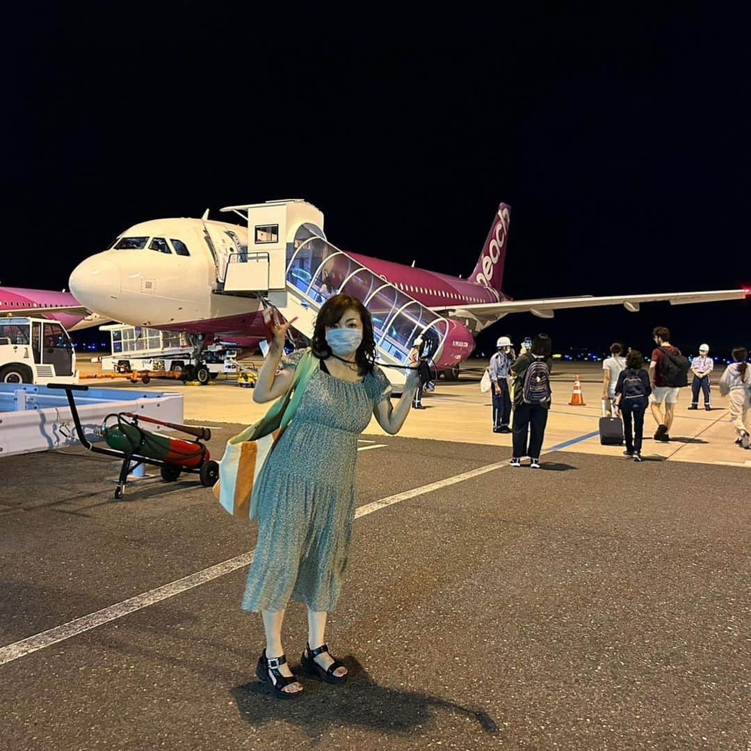 モモコさんのインスタグラム写真 - (モモコInstagram)「大好きなピーチ🍑 安いときは、北海道まで5800円✈︎ 新地から阿倍野に帰るタクシーより安い❗️ 多分、芸能生活40年以上で1番ピーチに乗ってる人だと思います❗️ 安いのが好き💕 お得が大好き💕  ◯8/12(土)13時59分〜KTV「モモコのOH！ソレ！み〜よ！」 ロケ：韓国弾丸ツアー  #ハイヒールモモコ #👠 #👠🍑 #CHANEL #シャネラー #グルメ #アメブロ #YouTube #モモコ新聞  #モモコのOHソレみーよ #オーソレ #韓国 #海外ロケ #ピーチ #peach #飛行機」8月11日 14時42分 - highheel_momoko