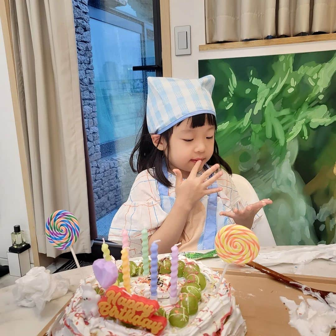 ソ・ユジンさんのインスタグラム写真 - (ソ・ユジンInstagram)「행복한 생일날 아침 ♡ 남편의 꽃다발선물~ 새.벽.에 끓였다는 미역국~ 아이들과 아빠가 함께  만들어준 잡채~ 딸들이 손수만들어준 케이크~ #고마워요 #사랑해 ♡ #19810811 #20230811」8月11日 14時37分 - yujin_so