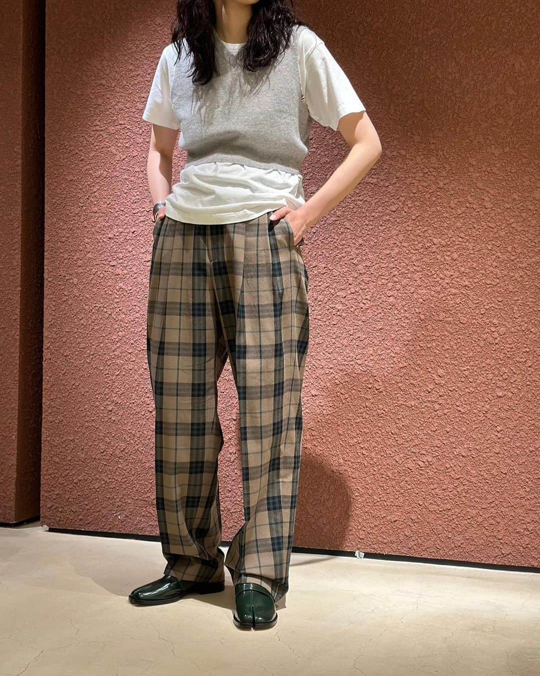 6(ROKU) OFFICIALさんのインスタグラム写真 - (6(ROKU) OFFICIALInstagram)「-  @maisonmargiela TABI loafer ¥149,600- tax in  @extreme.cashmere tops ¥35,750- tax in  6 wool cotton check pants ¥35,200- tax in  #roku #maisonmargiela #extreamcashmere」8月11日 14時39分 - 6______roku