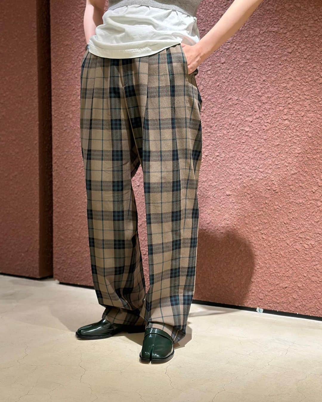 6(ROKU) OFFICIALさんのインスタグラム写真 - (6(ROKU) OFFICIALInstagram)「-  @maisonmargiela TABI loafer ¥149,600- tax in  @extreme.cashmere tops ¥35,750- tax in  6 wool cotton check pants ¥35,200- tax in  #roku #maisonmargiela #extreamcashmere」8月11日 14時39分 - 6______roku