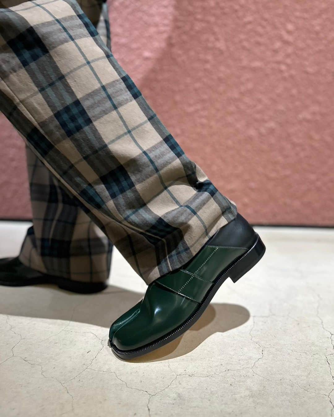 6(ROKU) OFFICIALさんのインスタグラム写真 - (6(ROKU) OFFICIALInstagram)「-  @maisonmargiela TABI loafer ¥149,600- tax in  @extreme.cashmere tops ¥35,750- tax in  6 wool cotton check pants ¥35,200- tax in  #roku #maisonmargiela #extreamcashmere」8月11日 14時39分 - 6______roku