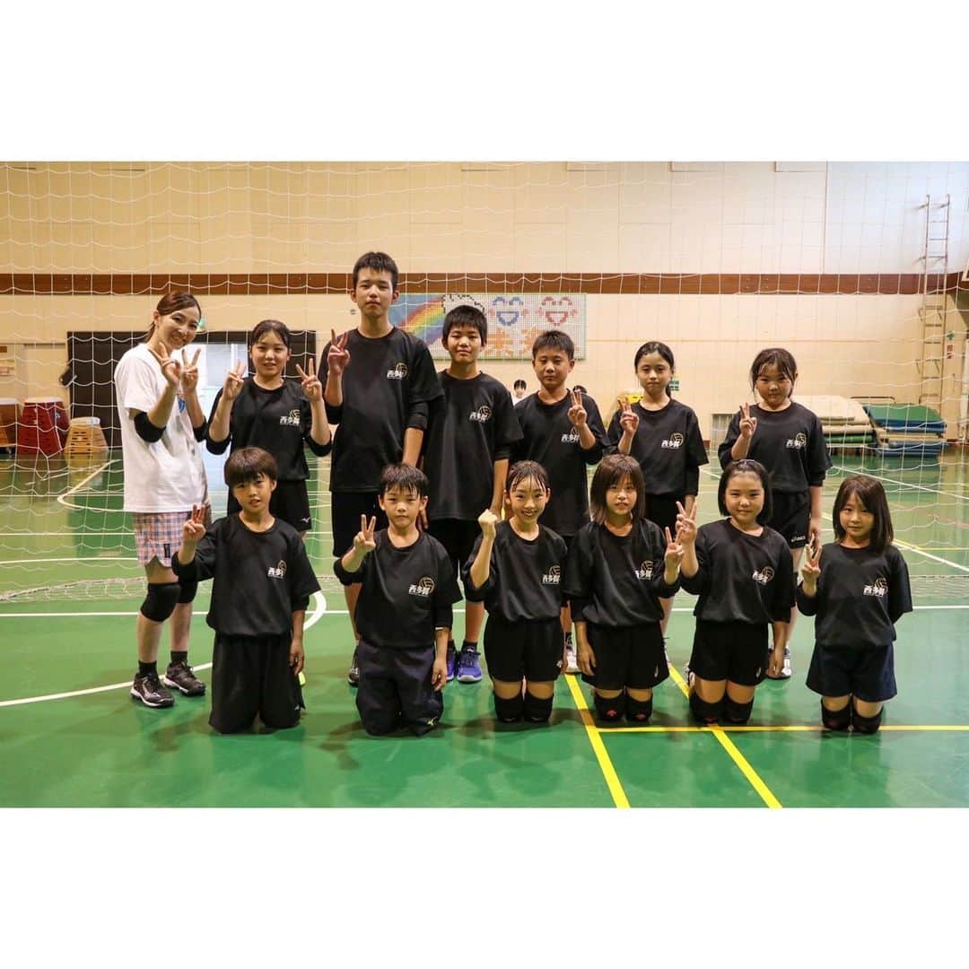 佐藤あり紗さんのインスタグラム写真 - (佐藤あり紗Instagram)「. . . 📺テレビ出演情報📺  放送日 : 2023.8.19 テレビ局 : 仙台放送 番組名 : こども まなび てれび . ※👸 : 放送日の8月19日にスタジオ出演もします💚 . 母校、西多賀のスポ少には ボール拾い、試合を見たりしてましたが バレー教室は初めてのことでしたァ🏐 . 西多賀の選手たちね、真面目で一生懸命🥹💞 私が話する時は真剣に聞いてくれるし、 休憩したらすぐに私の周りに集まってくれるの🥹 もう少し休憩していい❓って何回言ったかなァ笑笑 . 監督は、私の頃から変わっていません❣️ 私の家族も吉田さんに教わりました🏐 姉、私、姪っ子①.②.甥っ子 ※ちなみに母はコーチ🤣 初心者、小学生🔰の基礎、基本を学ぶなら 絶対吉田さんに教えてもらった方いいって思ってる🦕 . 番組を見て、 西多賀でバレーがやりたい！ バレーに興味を持った！ 楽しそう！ ありささんかわいい♥️って ←笑 思ってもらえると嬉しいなぁ🫰🏻 . 当日、番組を見るのが楽しみんみん(  Ꙭ 🫶) ※汗だくです笑 ほぼノーメイクです笑 見るの怖い😱笑 . #西多賀スポーツ少年団 #出身小学校 #SATOARISA #佐藤あり紗 #バレーボール バレー教室、出張バレー教室、イベント、講演会、 その他、ご依頼はメッセージくだしゃい💌💭」8月11日 14時50分 - arisa_chu