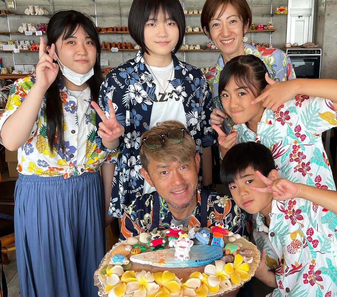 かんあきチャンネルのインスタグラム：「沖縄旅行2日目の思い出 シーサー絵付け体験  #かんあきチャンネル」