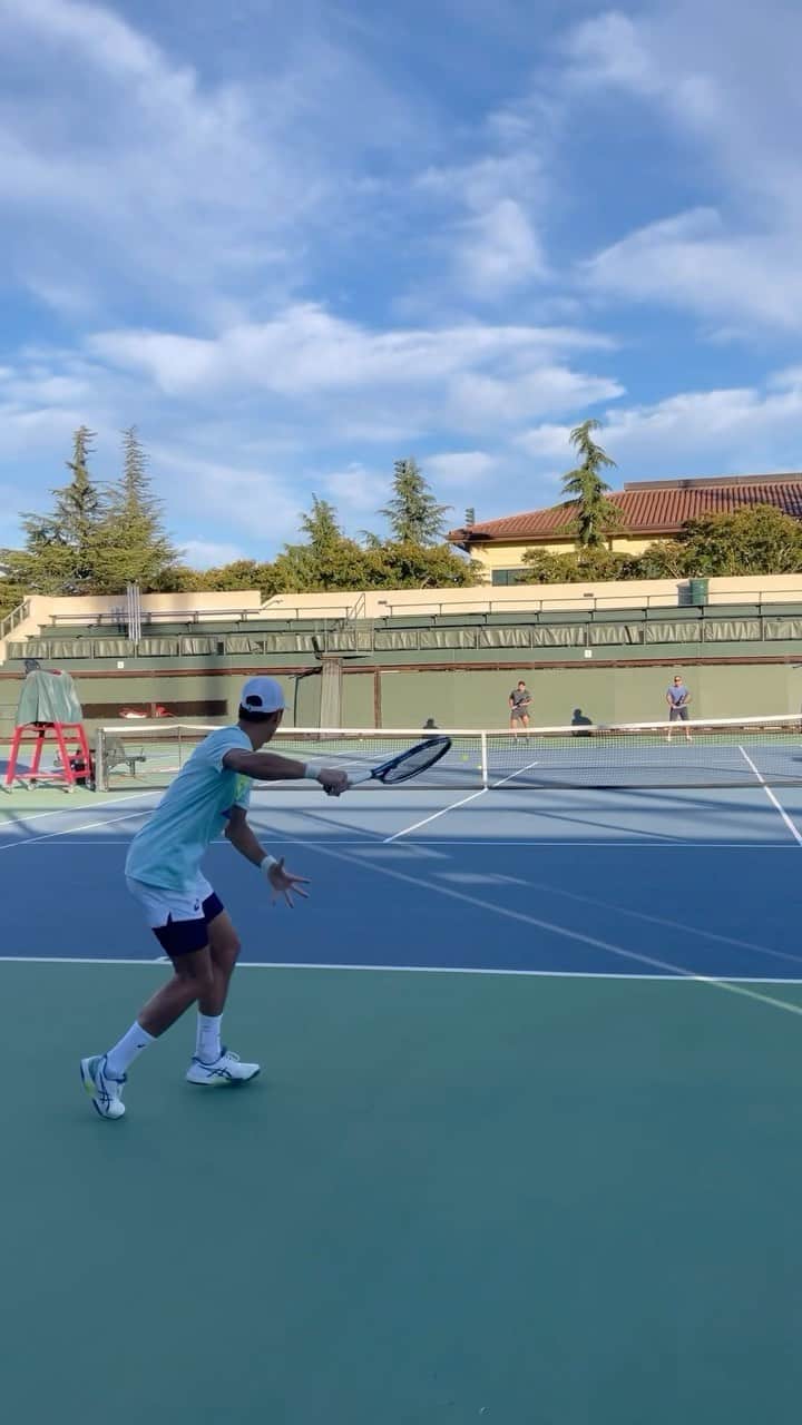 綿貫陽介のインスタグラム：「久しぶりの練習🎾 テニスってやっぱ楽しい😘  #自分黒過ぎる事を動画で知った #テニス #スタンフォード大学  #日本人の旅」