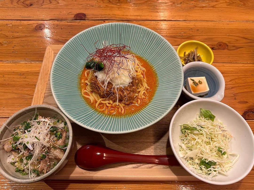 堀田祐美子のインスタグラム：「久々に外でランチ。  坦々麺と小豚丼セット。  単品よりセットを頼んでしまう私…  痩せてる人は単品を頼む傾向が…  ここが違いなんだとつくづく思うけどセットはやめられない！！  @yumiko_hotta  @t_hearts2020  #堀田祐美子 #yumikohotta  #prowrestling  #プロレス #womansprowrestling  #女子プロレス  #hearts82 #thearts  #坦々麺」