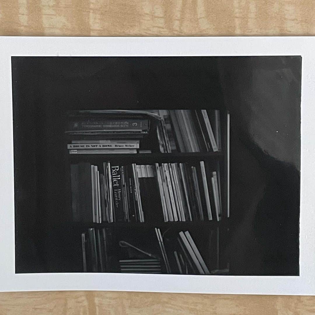 北原徹さんのインスタグラム写真 - (北原徹Instagram)「ポラロイドが出てきたので、テスト撮影。 良いなぁ…。人物撮りたいなぁ…。残りわずかだなぁ…。  #photography #hasselblad #photographer」8月11日 14時54分 - torukitahara