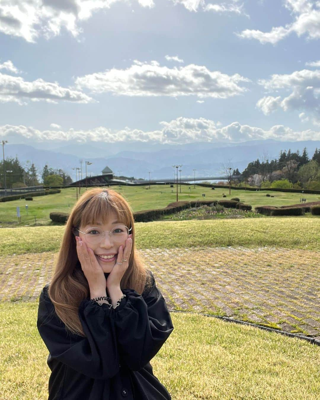 並木のり子のインスタグラム：「#山の日   #長野県 #松川町 の景色✨ (4月だけど) 雲があるけど、山の日に。  #まつかわ温泉♨清流苑」