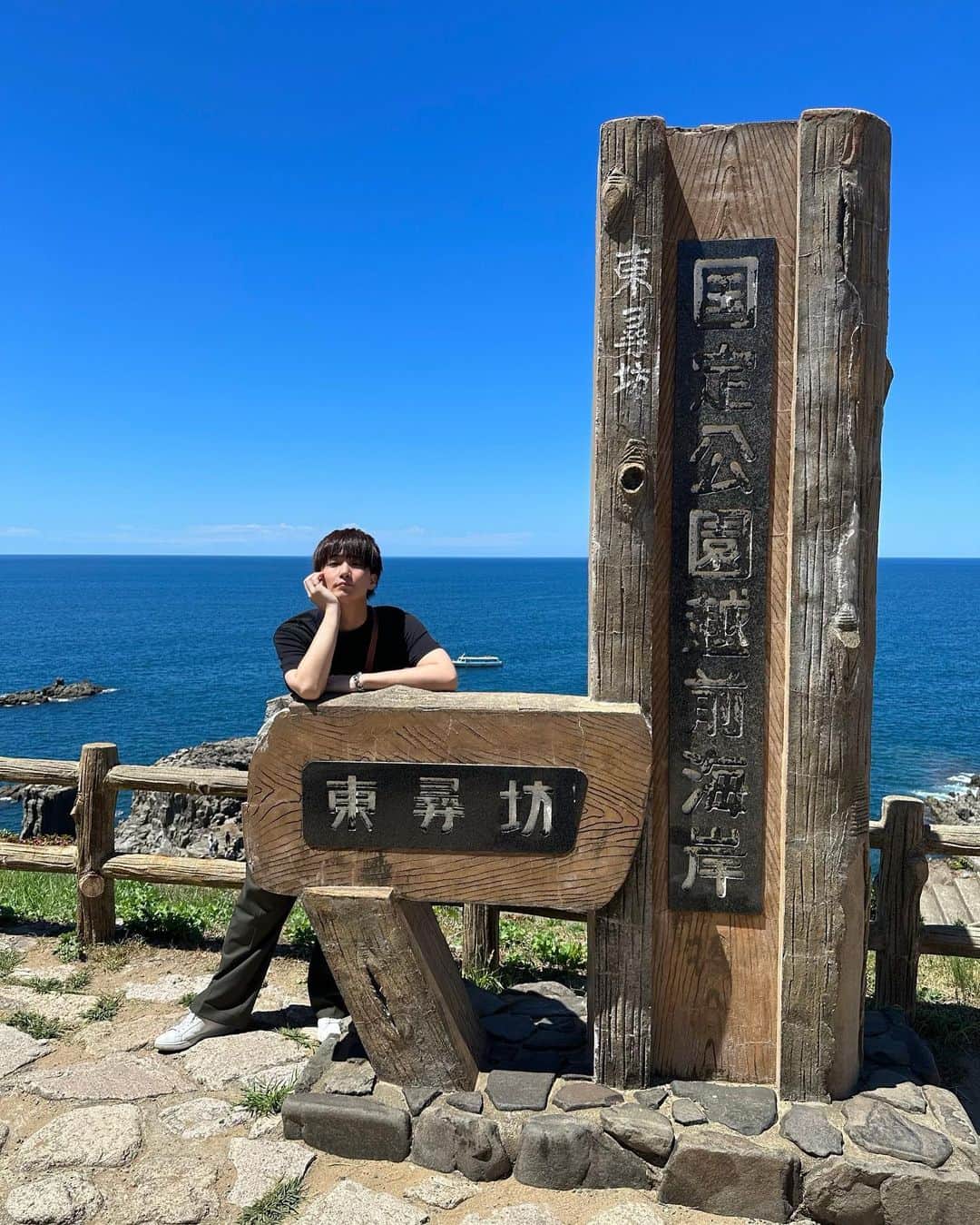 井深克彦のインスタグラム：「. 人生初東尋坊🌊 めちゃくちゃ暑かった！！  福井県久しぶりに来ました😌 福井県民のフォロワーさん挙手で🙋‍♂️🦀  #かちまるtrip」