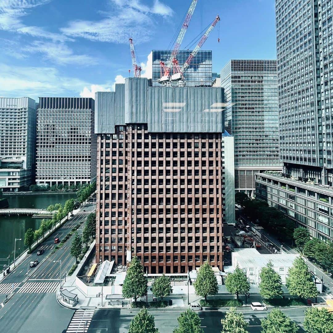 片山正通さんのインスタグラム写真 - (片山正通Instagram)「以前アップした、東京海上ビル（ 前川國男設計による建築／1974年竣工 ）の解体の様子ですが、あれから数ヶ月経ち随分短くなってきました。僕が魔法使いなら映画みたいな逆戻しをしたいですが・・・。 @ 丸の内  The demolition of the Tokio Marine Building (designed by Kunio Maekawa/completed in 1974), which I uploaded earlier, has become much shorter after a few months. If I were a magician, I would reverse the process like in the movies... @ Marunouchi」8月11日 15時06分 - masamichi_katayama